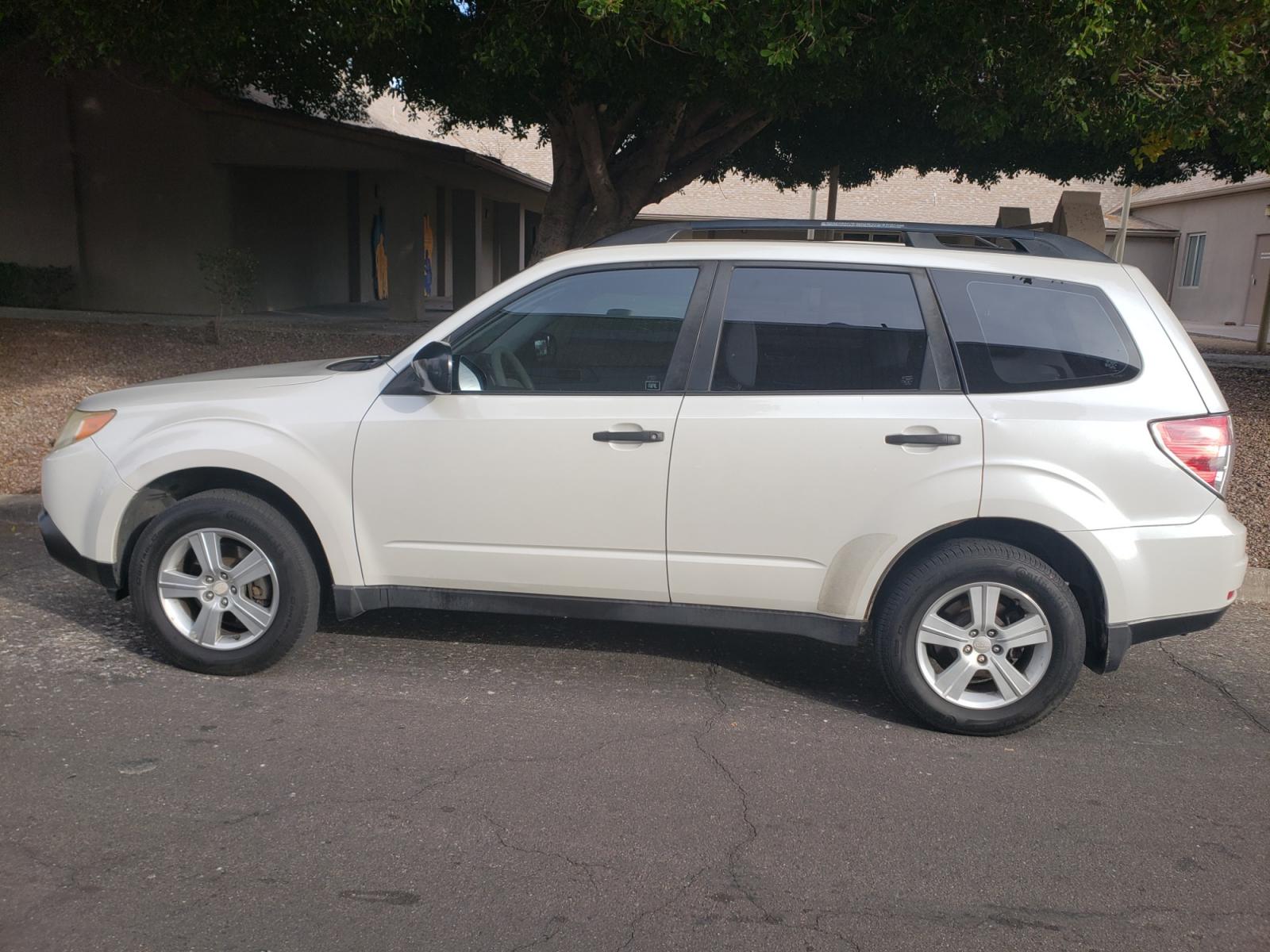 2010 WHITE /gray Subaru Forester (JF2SH6BC3AH) with an 2.4L L4 DOHC 16V engine, 5-Speed Automatic transmission, located at 323 E Dunlap Ave., Phoenix, AZ, 85020, (602) 331-9000, 33.567677, -112.069000 - 2010 Subaru Forester,......EXCELLENT condition,.... Ice Cold A/C, Gray interior with lite gray cloth seats in near perfect condition, New brakes, Tune up, Stereo/CD Player, Satellite compatible, This suv is gorgeous inside and out, Incredible gas mileage! Arizona title , Runs and Drives Excellent... - Photo #6